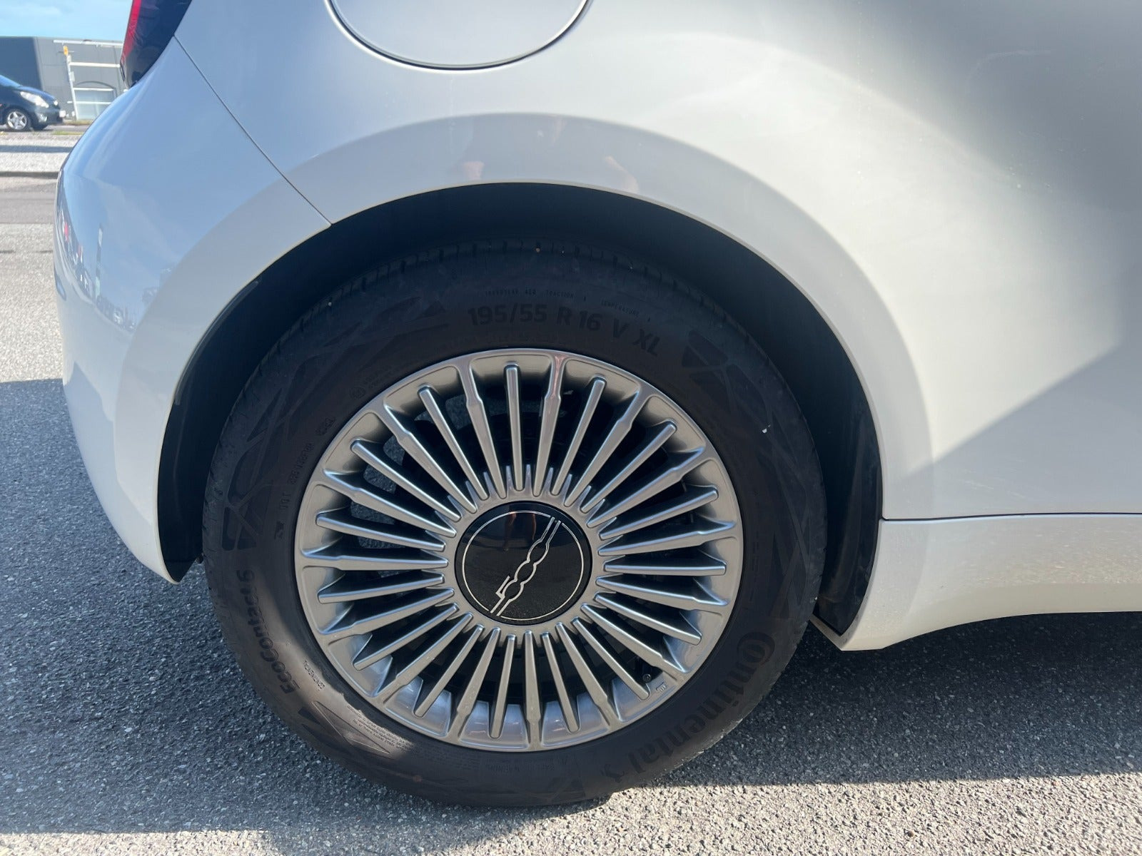 Hvid Fiat 500e fra 2023