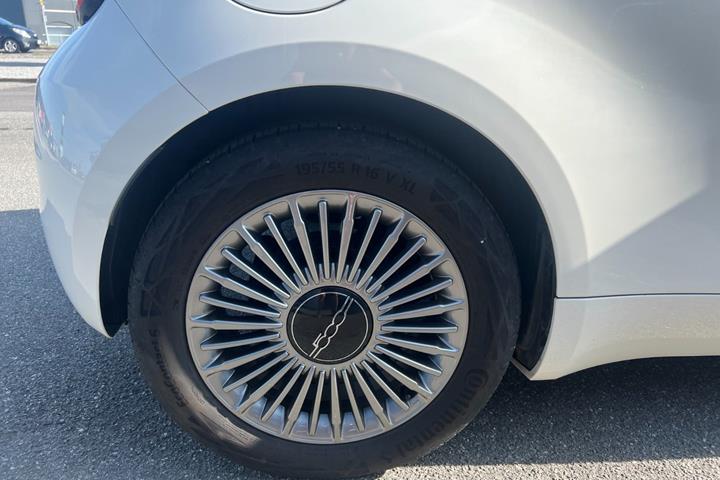 Hvid Fiat 500e fra 2023