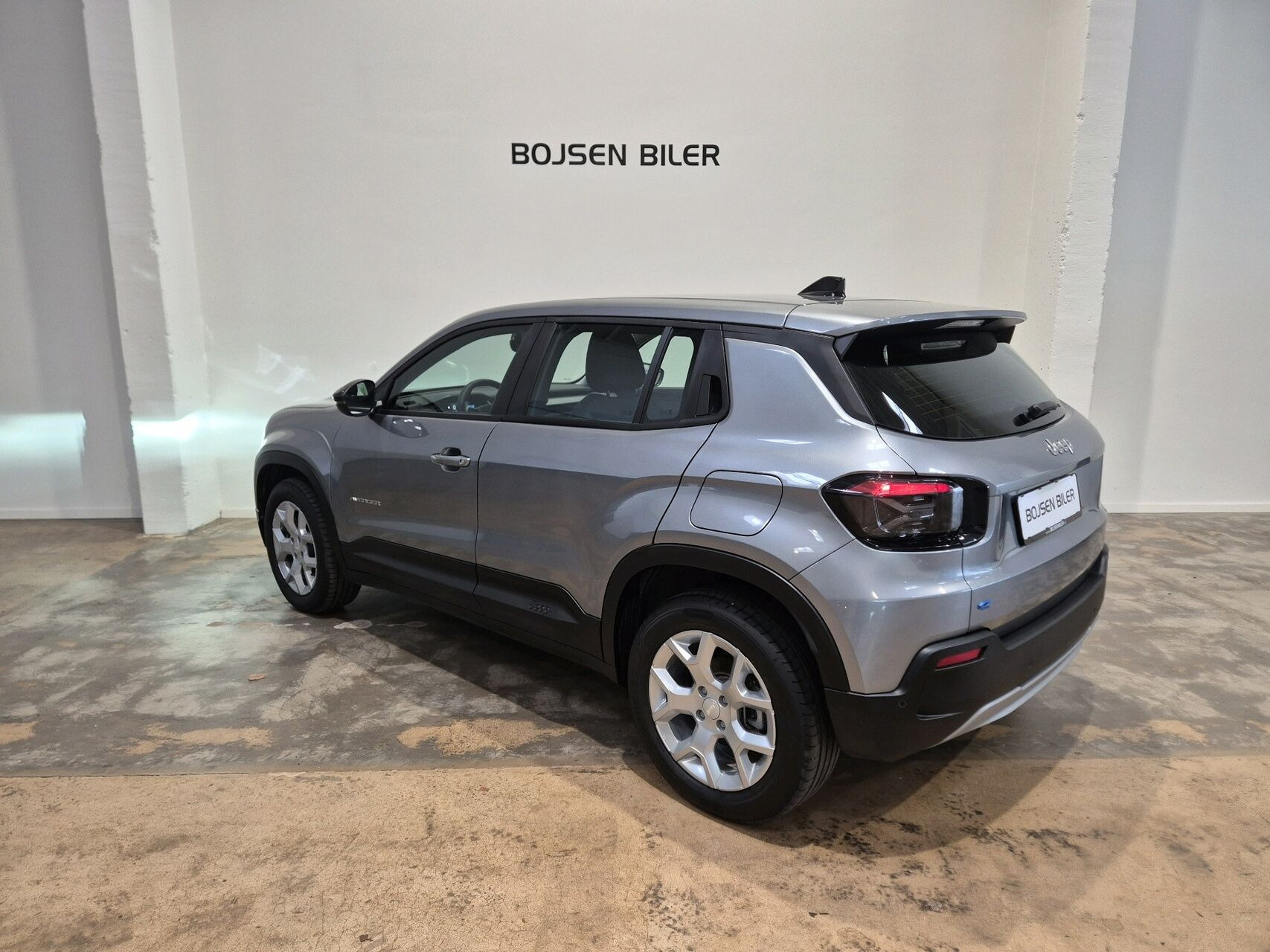 Grå Jeep Avenger fra 2025