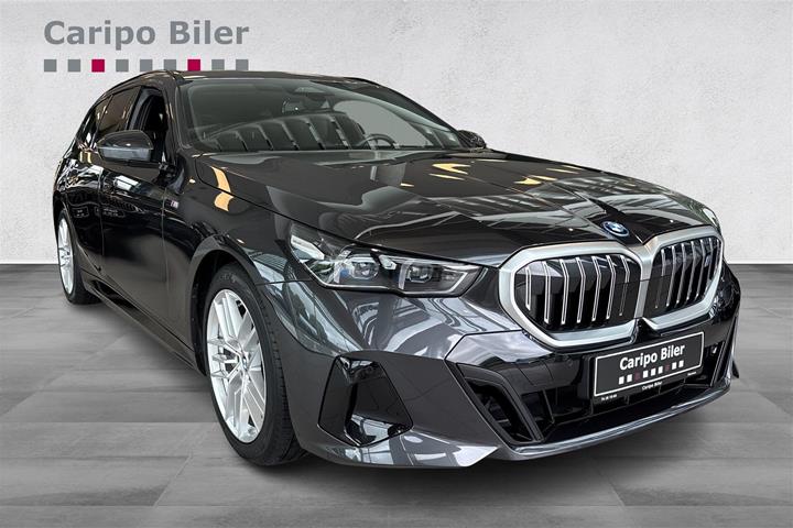 Grå BMW i5 fra 2025 set udefra