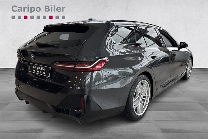 Grå BMW i5 fra 2025