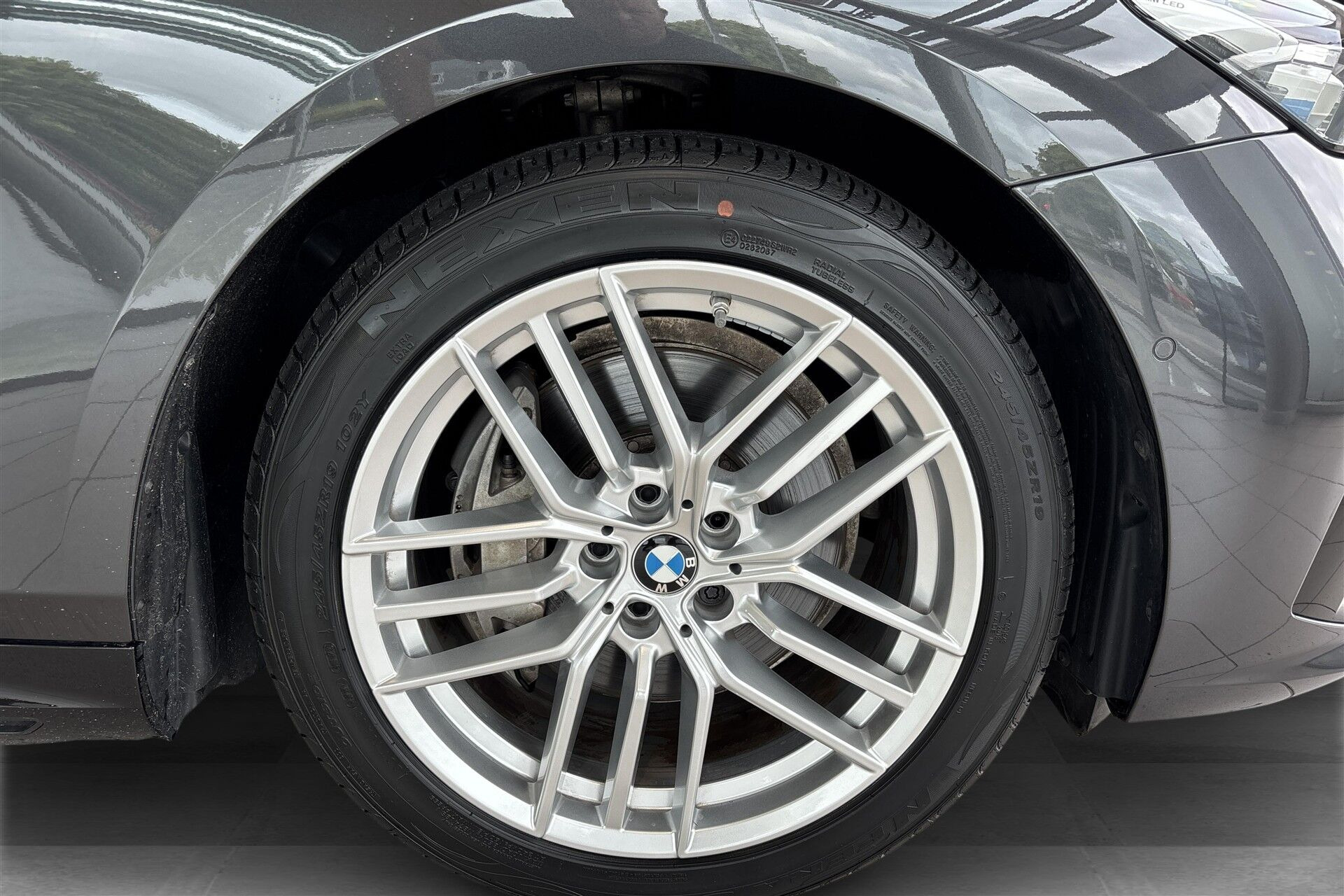 Grå BMW i5 fra 2025