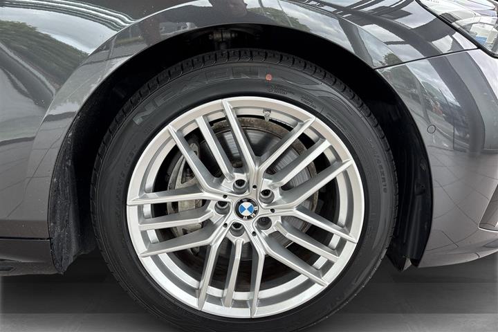 Grå BMW i5 fra 2025