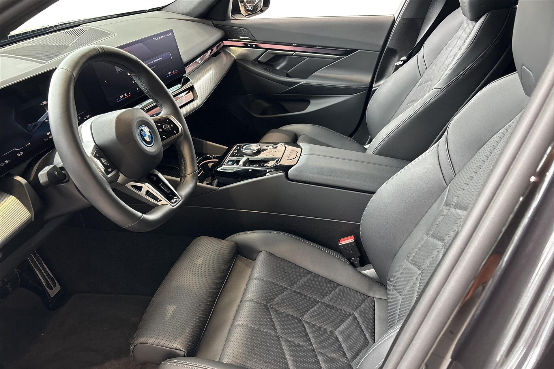 Grå BMW i5 fra 2025
