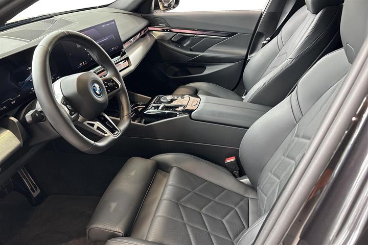 Grå BMW i5 fra 2025