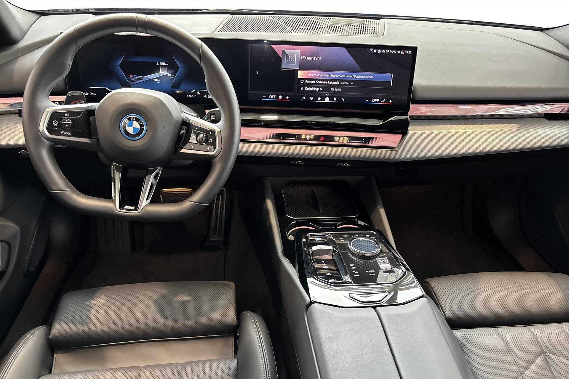 Grå BMW i5 fra 2025