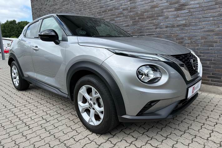 Sølv Nissan Juke fra 2020 set udefra