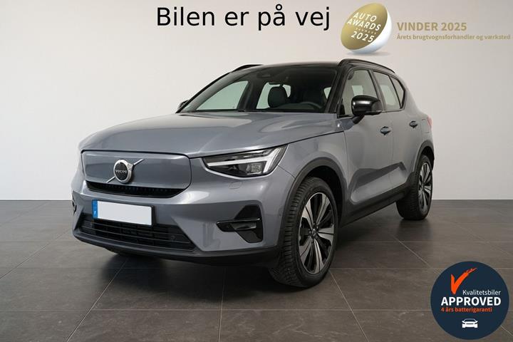 Grå Volvo XC40 fra 2023 set udefra