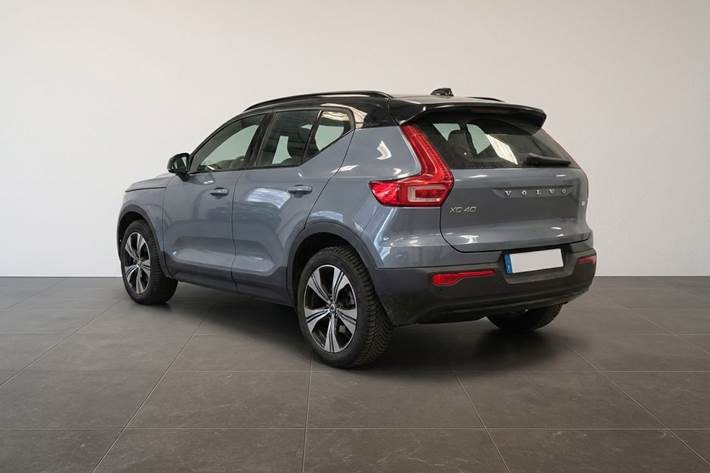 Grå Volvo XC40 fra 2023