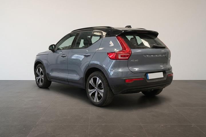 Grå Volvo XC40 fra 2023