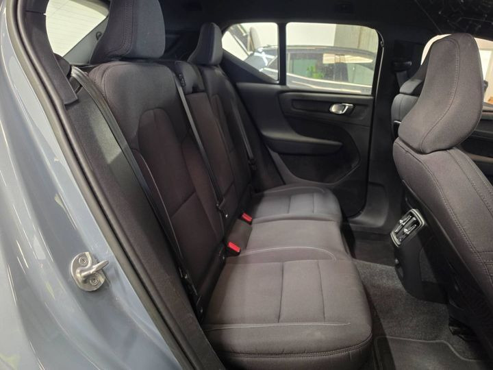 Grå Volvo XC40 fra 2023