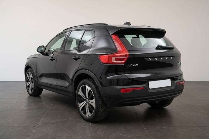 Grå Volvo XC40 fra 2023