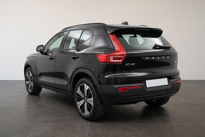Grå Volvo XC40 fra 2023
