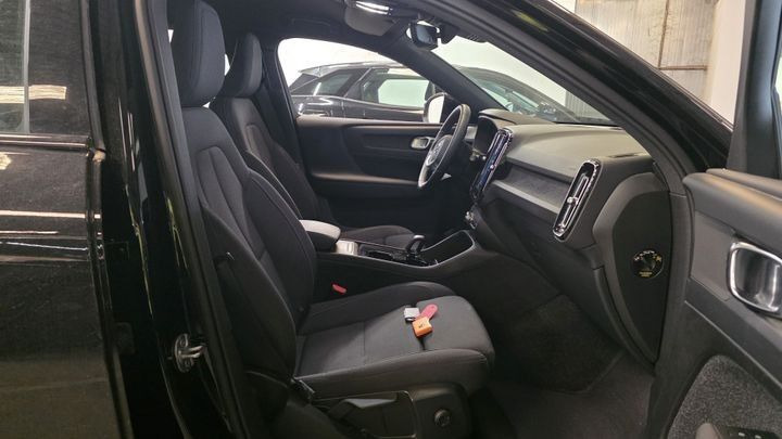 Grå Volvo XC40 fra 2023