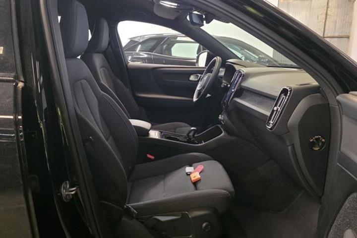 Grå Volvo XC40 fra 2023
