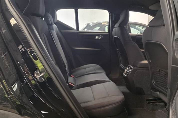 Grå Volvo XC40 fra 2023