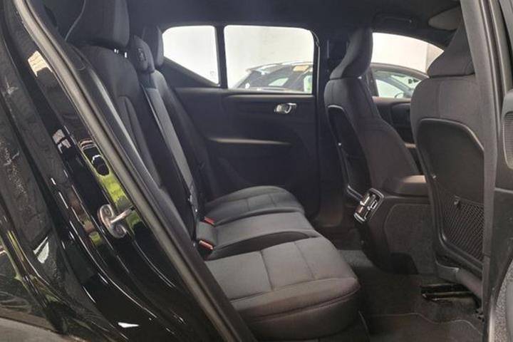 Grå Volvo XC40 fra 2023