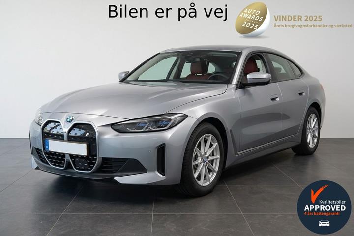 Grå BMW i4 fra 2022 set udefra