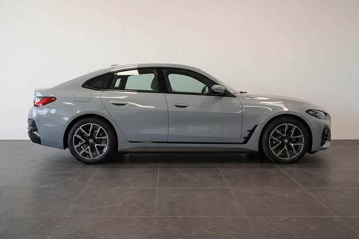 Grå BMW i4 fra 2023