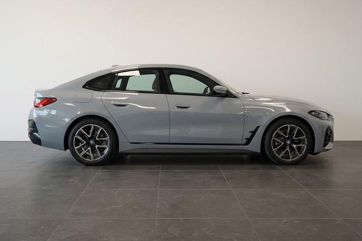 Grå BMW i4 fra 2023