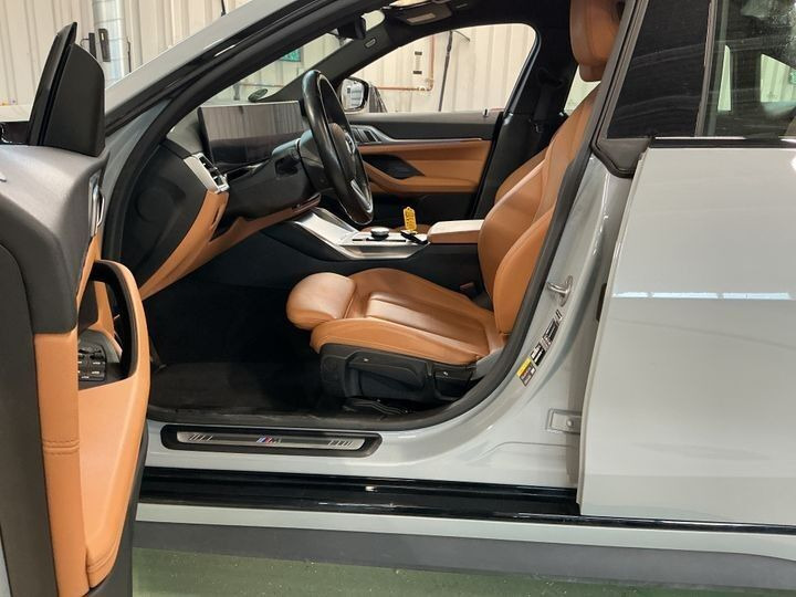 Grå BMW i4 fra 2023