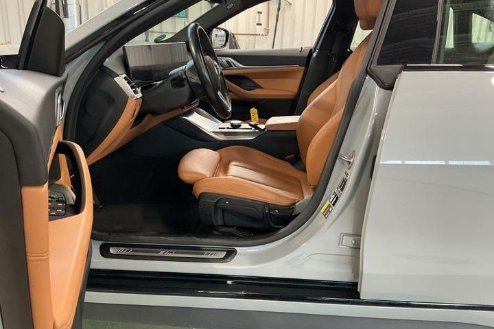 Grå BMW i4 fra 2023