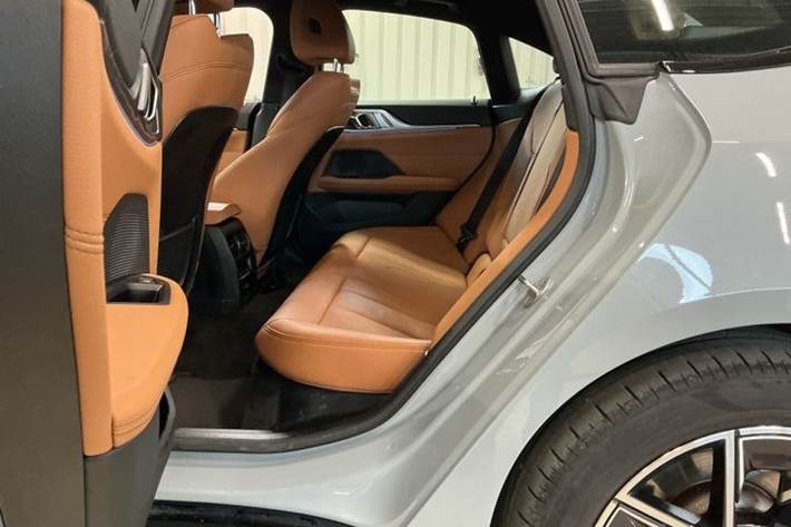 Grå BMW i4 fra 2023