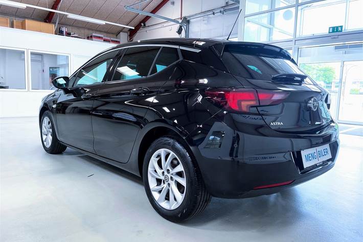 Sort Opel Astra fra 2020