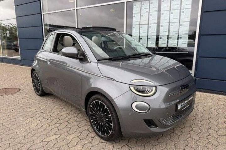 Grå Fiat 500e fra 2024 set udefra