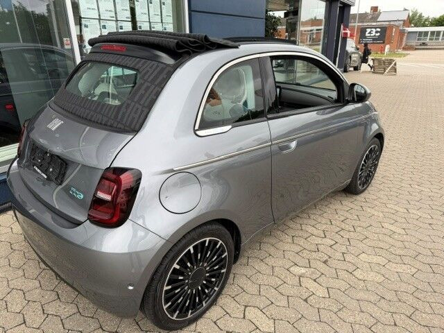 Grå Fiat 500e fra 2024