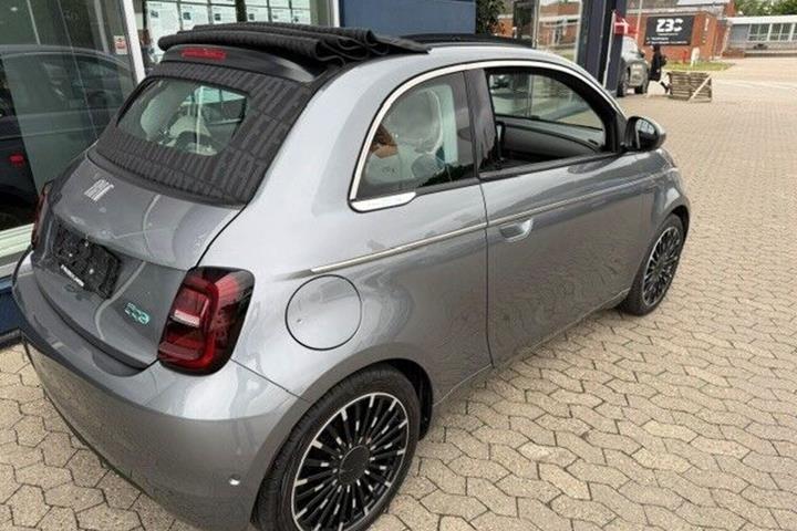 Grå Fiat 500e fra 2024