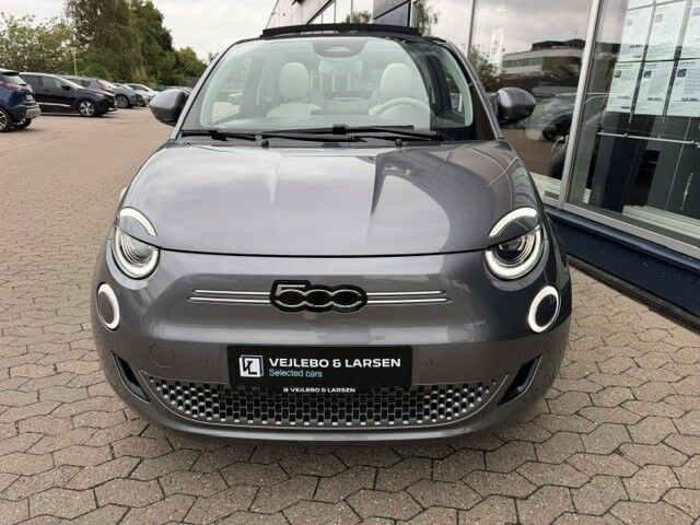 Grå Fiat 500e fra 2024