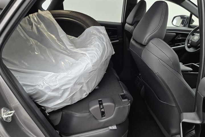 Grå Toyota BZ4X fra 2025