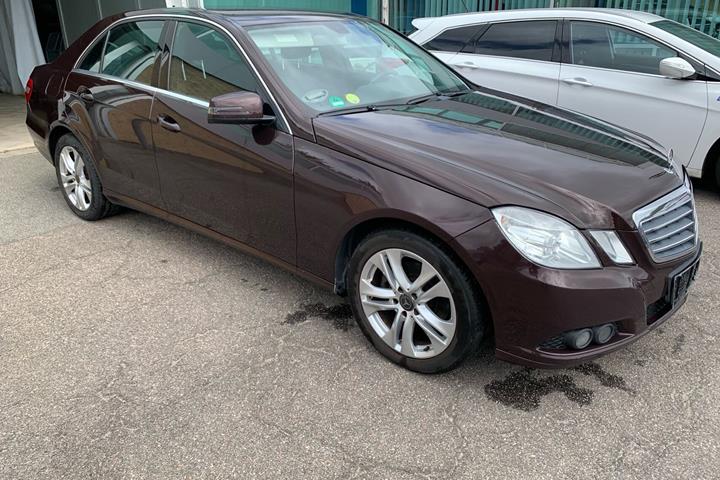 Brun Mercedes E200 d fra 2011 set udefra