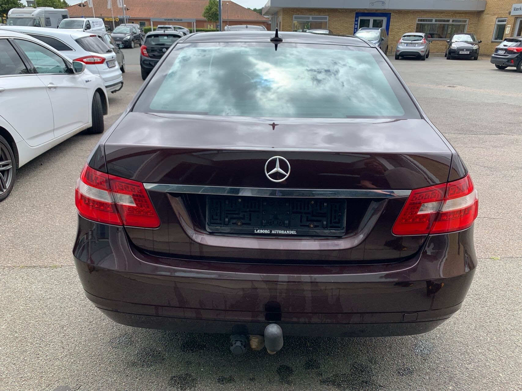 Brun Mercedes E200 d fra 2011 set udefra