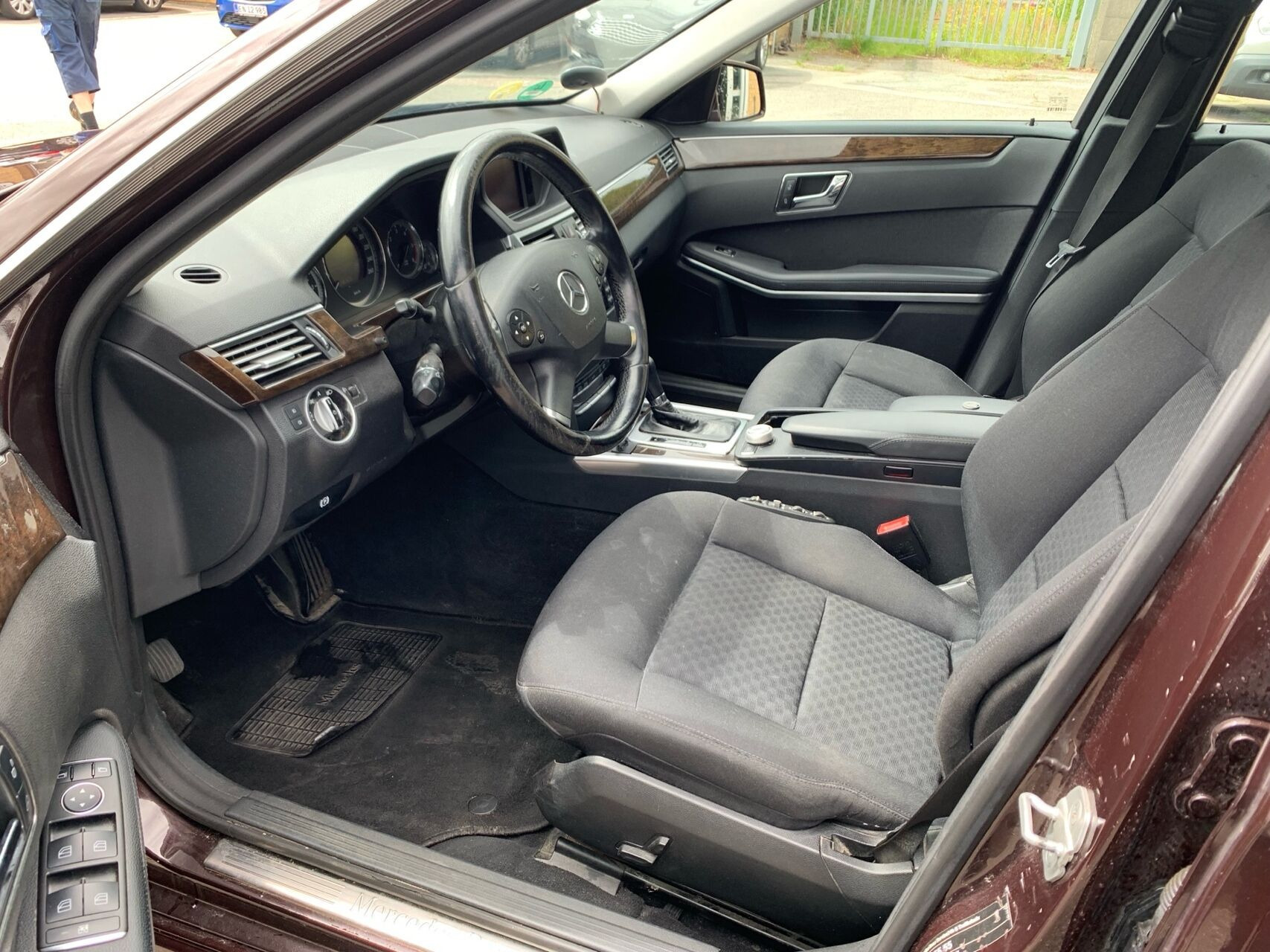Brun Mercedes E200 d fra 2011 set indefra