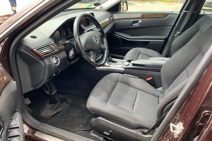 Brun Mercedes E200 d fra 2011 set indefra