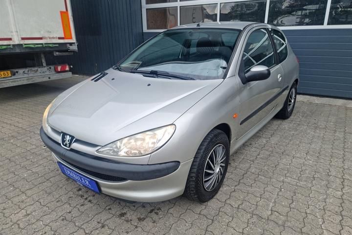 Sølv Peugeot 206 fra 2003 set udefra