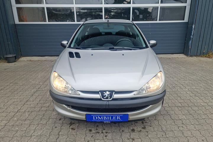 Sølv Peugeot 206 fra 2003