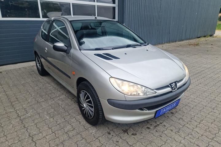Sølv Peugeot 206 fra 2003