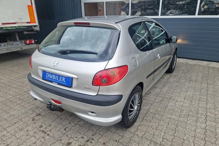 Sølv Peugeot 206 fra 2003