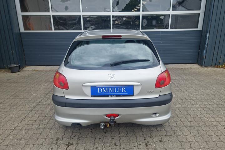 Sølv Peugeot 206 fra 2003