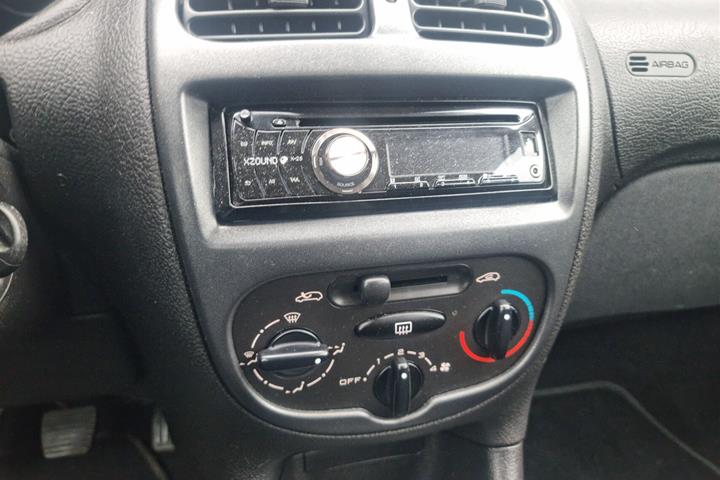 Sølv Peugeot 206 fra 2003