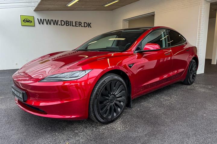Rød Tesla Model 3 fra 2024 set udefra