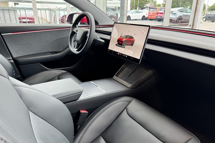 Rød Tesla Model 3 fra 2024