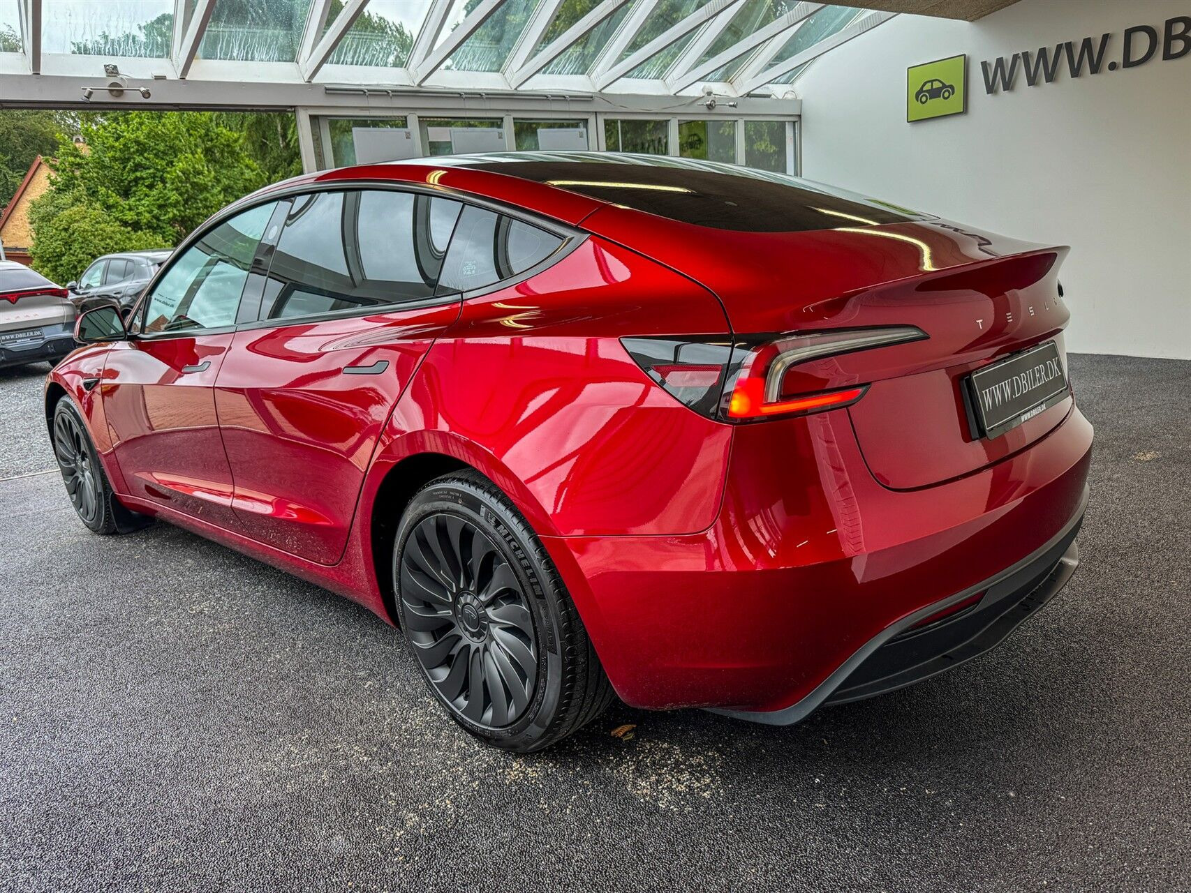 Rød Tesla Model 3 fra 2024