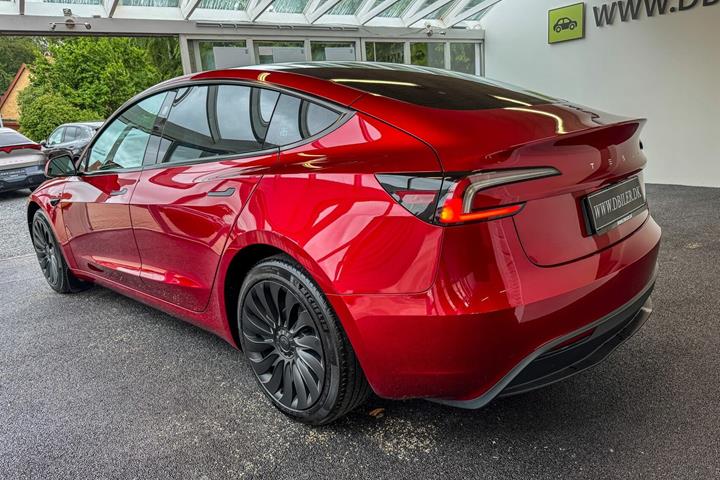 Rød Tesla Model 3 fra 2024