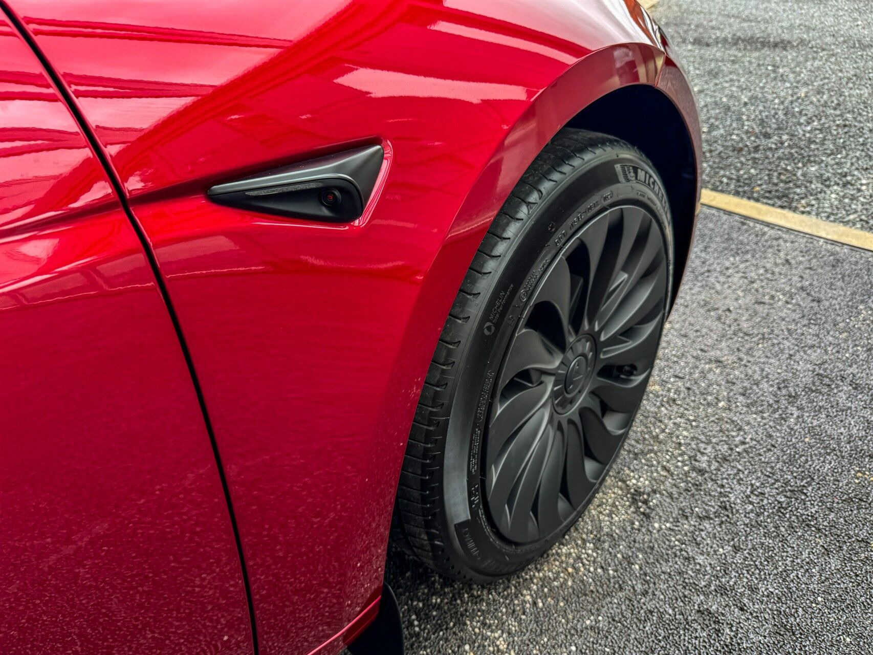Rød Tesla Model 3 fra 2024