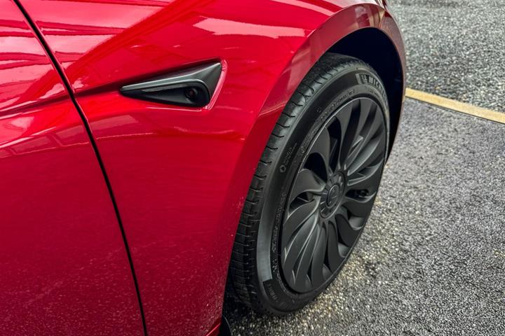 Rød Tesla Model 3 fra 2024