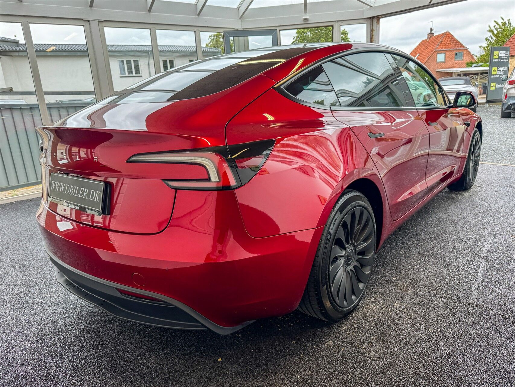 Rød Tesla Model 3 fra 2024